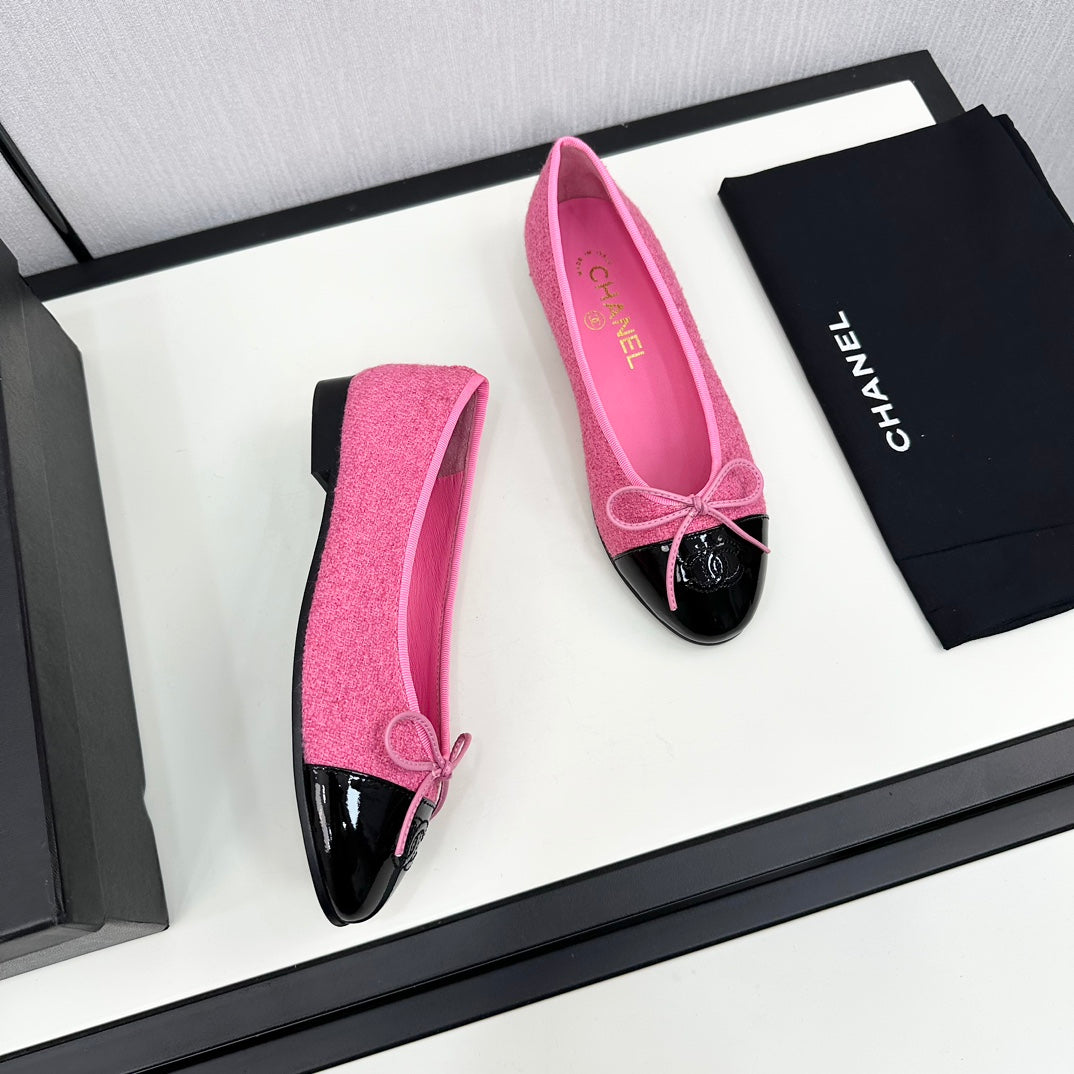 CHANEL BALLET FLATS IN BRIGHT PINK TWEED AND BLACK CALFSKIN